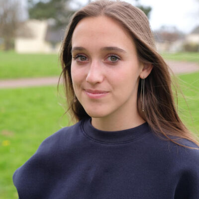 Manon Delaunay, 19 ans, étudiante à Caen et bénévole lors du week-end comme en colo organisé par la CMCAS Caen les 6 et 7 avril 2024.
