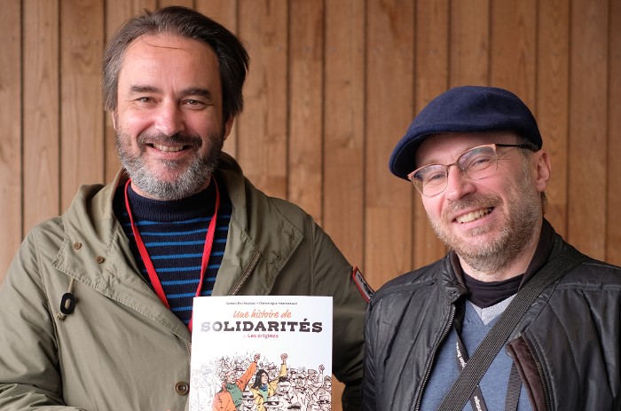 Simon Rochepeau (à g.) et Dominique Hennebaut, respectivement scénariste et dessinateur du tome 1 de la BD "Une Histoire de solidarités", viendront parler de la BD durant l'été dans les villages vacances. ©Charles Crié/CCAS