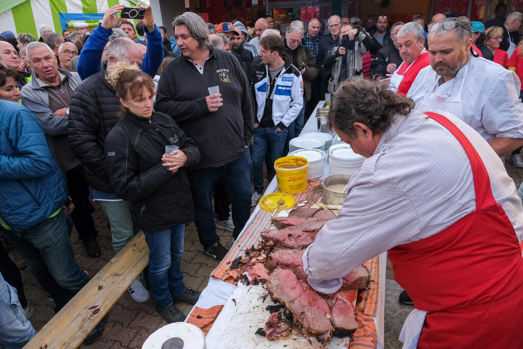 Bénévoles lors du repas de la concentration nationale de motos de route à Pleaux (Cantal), organisé par la CMCAS Tulle-Aurillac, du 31 mai au 2 juin 2024.