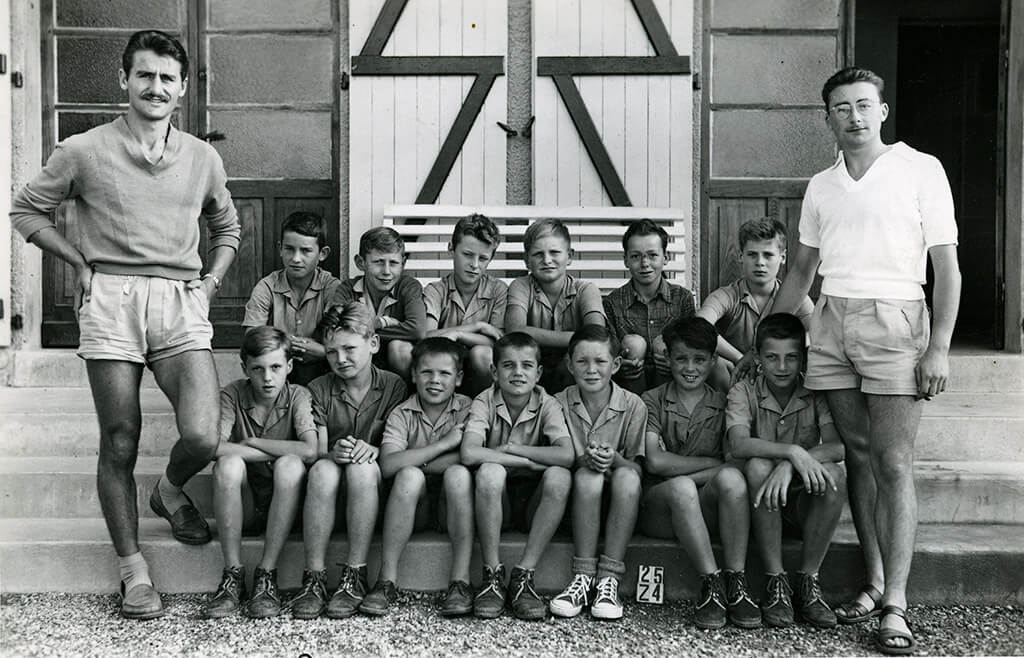 Photo groupe d'enfants et moniteur en noir et blanc. Colo CCOS à Peyrat-le-Chateau, 1954 ©DR