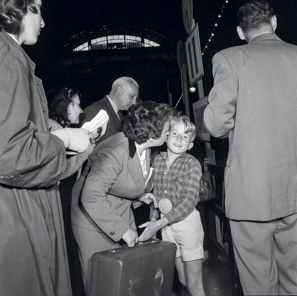 Photo années 50, départs en colonie CCOS, mère embrassant son fils.