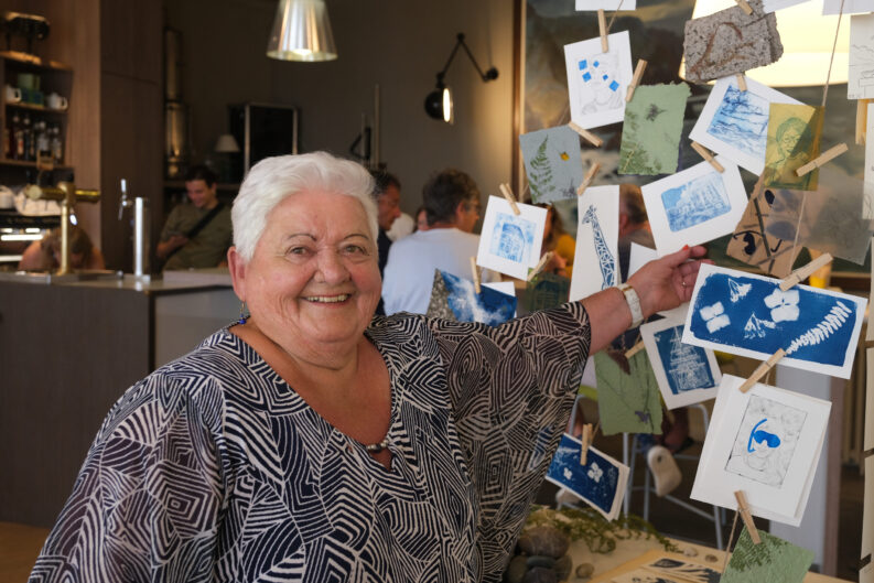 [En images] À Morgat, la carte postale reprend vie | Journal des Activités Sociales de l'énergie | 148286 RC3A9sidenceartistique22cartespostales22C3A0Morgat C3A9tC3A92024 scaled