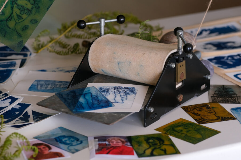 [En images] À Morgat, la carte postale reprend vie | Journal des Activités Sociales de l'énergie | 148327 RC3A9sidenceartistique22cartespostales22C3A0Morgat C3A9tC3A92024