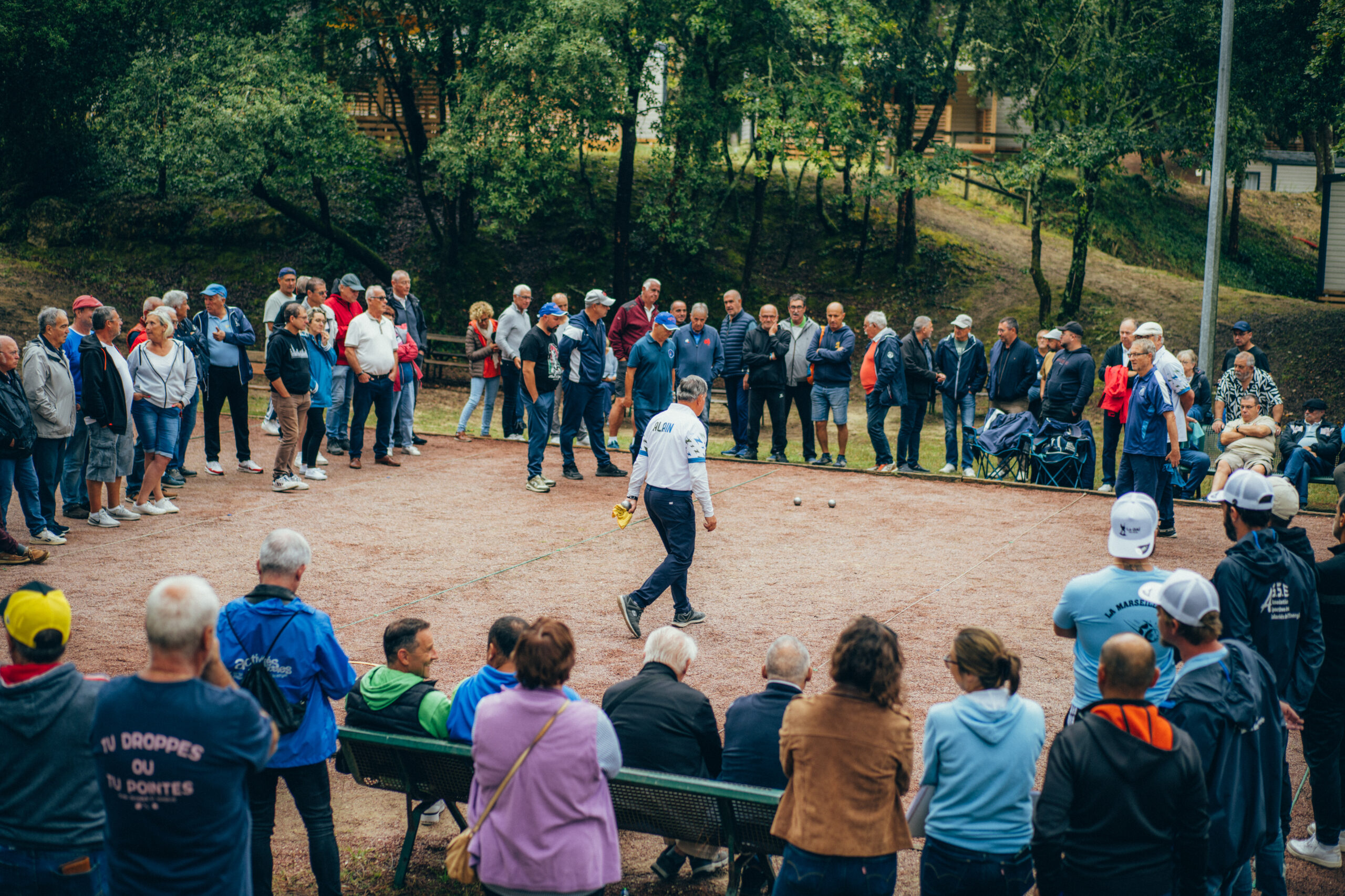 Tournoi national de pétanque inter-CMCAS aux Mathes, du 20 au 22 septembre 2024. Les finalistes dans l'arène.
