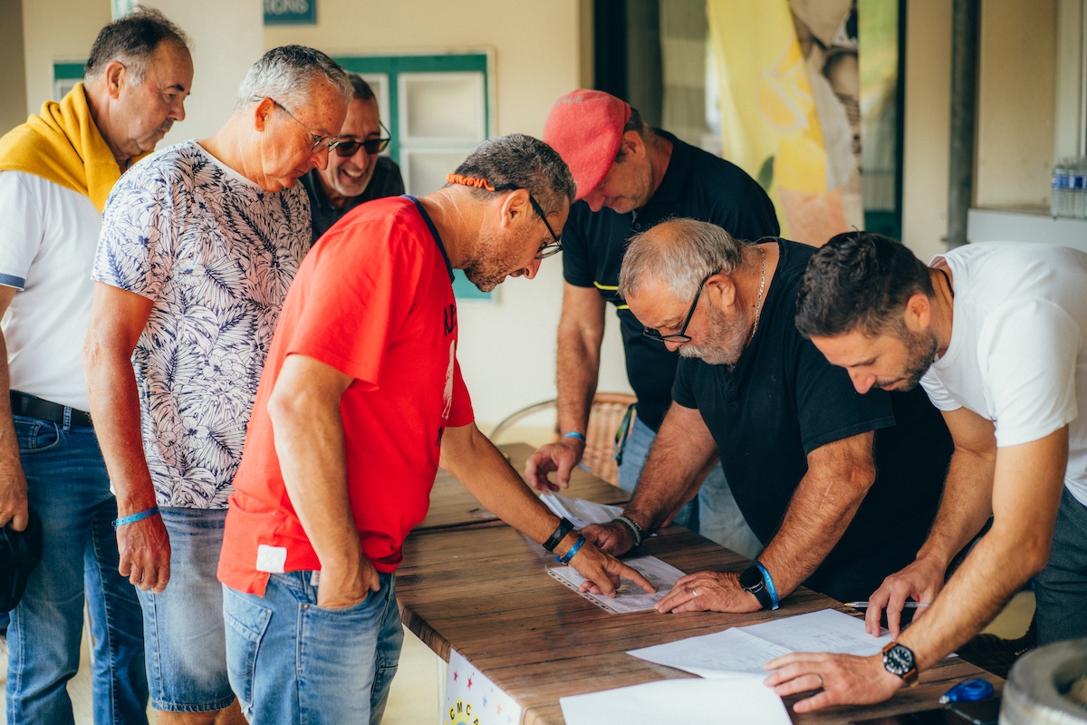 Tournoi national de pétanque inter-CMCAS aux Mathes, du 20 au 22 septembre 2024. L'équipe d'organisation accueille les participants.