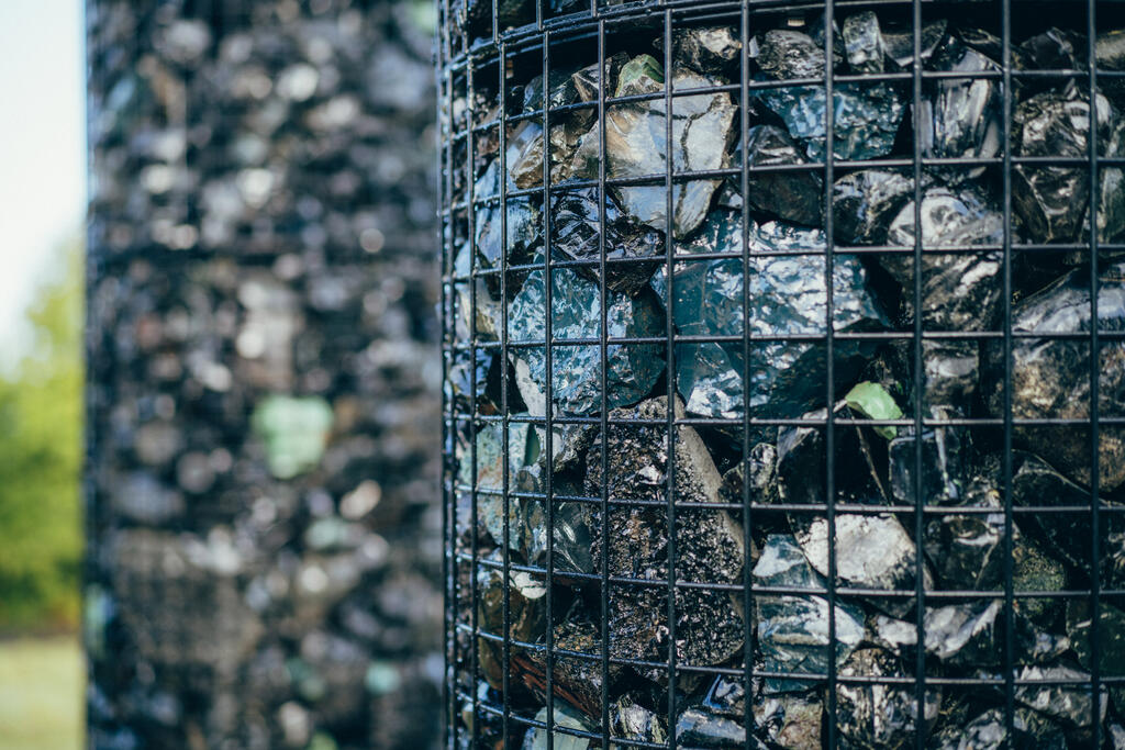 Anciens travailleurs, familles de disparus, syndicalistes d’hier et d’aujourd’hui, personnalités politiques… 400 personnes se sont retrouvées pour l’inauguration de l’œuvre, faite de Cofalit, un matériau inoffensif issu de la fusion des déchets d’amiante. ©Sébastien Le Clézio/CCAS