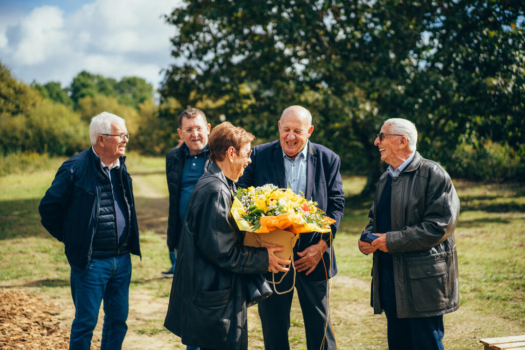 Jean-Claude Dumartin (à dr.), touché d'avoir eu un hommage, et d'avoir reçu la médaille d'or de la CGT pour les combats menés.