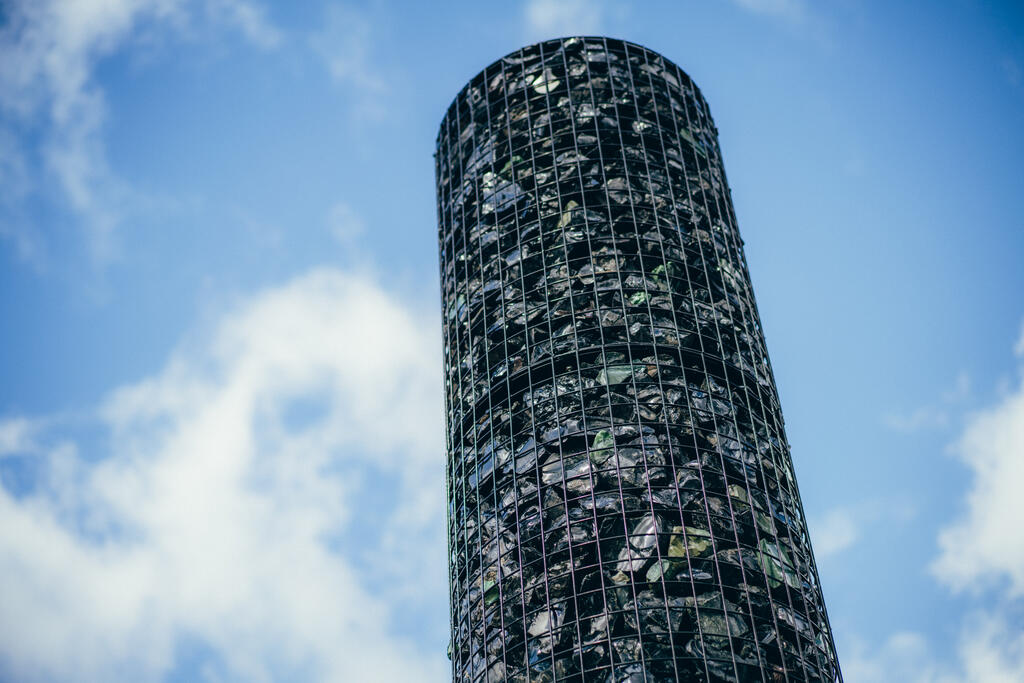 Anciens travailleurs, familles de disparus, syndicalistes d’hier et d’aujourd’hui, personnalités politiques… 400 personnes se sont retrouvées pour l’inauguration de l’œuvre, faite de Cofalit, un matériau inoffensif issu de la fusion des déchets d’amiante. ©Sébastien Le Clézio/CCAS