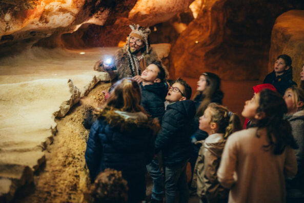 CMCAS Périgord : un Arbre de Noël dans les grottes de Lascaux | Journal des Activités Sociales de l'énergie | 154534 arbre noel lascaux cmcas perigord 25