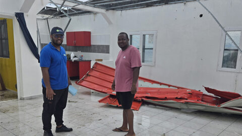 Belhadje Cheik Ahamed, président de la CMCAS Mayotte (à gauche), dans ce qu'il reste de la maison d'un bénéficiaire victime du cyclone Chido, le 24 janvier.