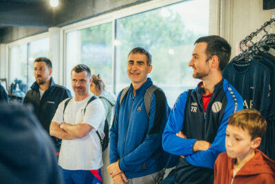 La soirée padel rassemble des amateurs de tennis et des joueurs confirmés, comme Gilles Jouanys (au centre), agent à la centrale de Golfech.
