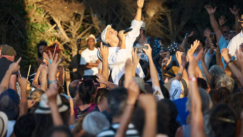 Concert du chanteur HK lors de l'édition 2022 de Contre Courant, le festival d'arts vivants de la CCAS sur l'île de la Barthelasse à Avignon. ©Pierre Charriau/CCAS