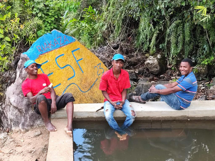Chaque année, les bénévoles de l'association Énergies sans frontières contribuent à rendre l'électricité et l'eau accessibles aux populations défavorisées, et privilégient leur formation et donc leur autonomie. De l'électrification à la comptabilité, en passant par le secrétariat et la trésorerie, 