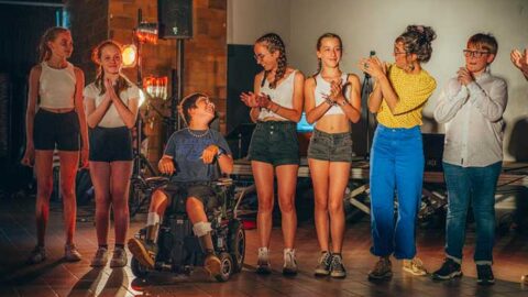 Été 2024 : les jeunes de la colo 12-14 "théâtre" d'Andernos sont venus au village vacances d'Arès pour y jouer un spectacle