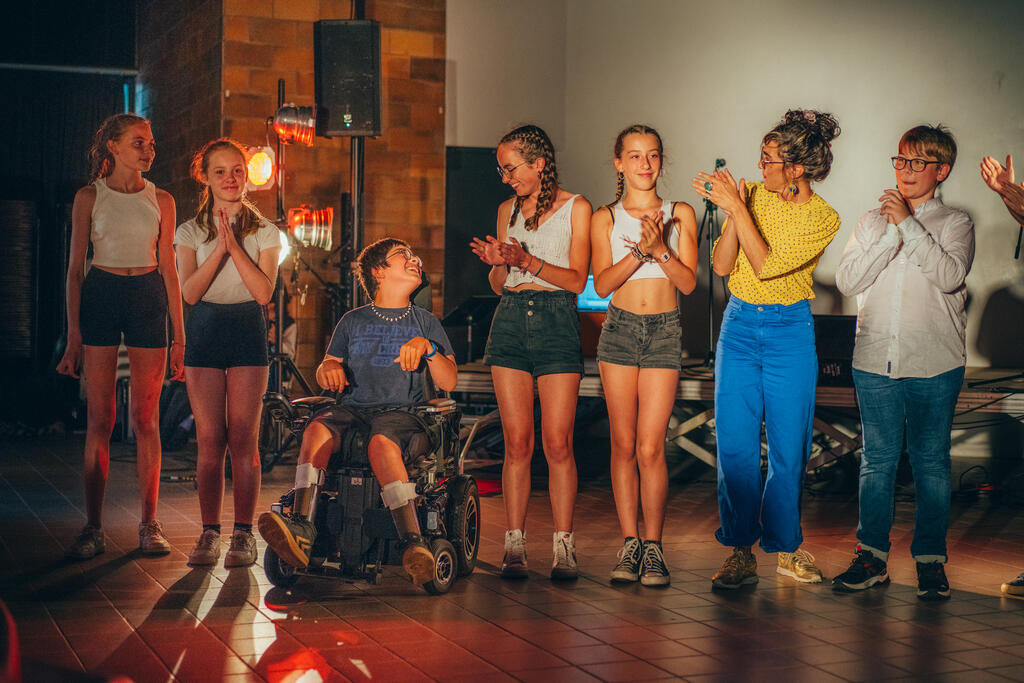 Colonies et handicap : une enquête auprès des familles jusqu'au 6 juillet | Journal des Activités Sociales de l'énergie Été 2024 : les jeunes de la colo 12-14 "théâtre" d'Andernos sont venus au village vacances d'Arès pour y jouer un spectacle