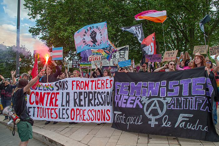 À l'occasion du Mois des fiertés, la rédaction revient sur la nécessité de mener la riposte contre les attaques réactionnaires à l'égard des personnes LGBT+, et notamment les transidentités, à l'échelle internationale. Valérie Thuderoz, présidente des Commissions internationale et égalité femmes-hommes de la CCAS, rappelle la démarche des Activités Sociales.