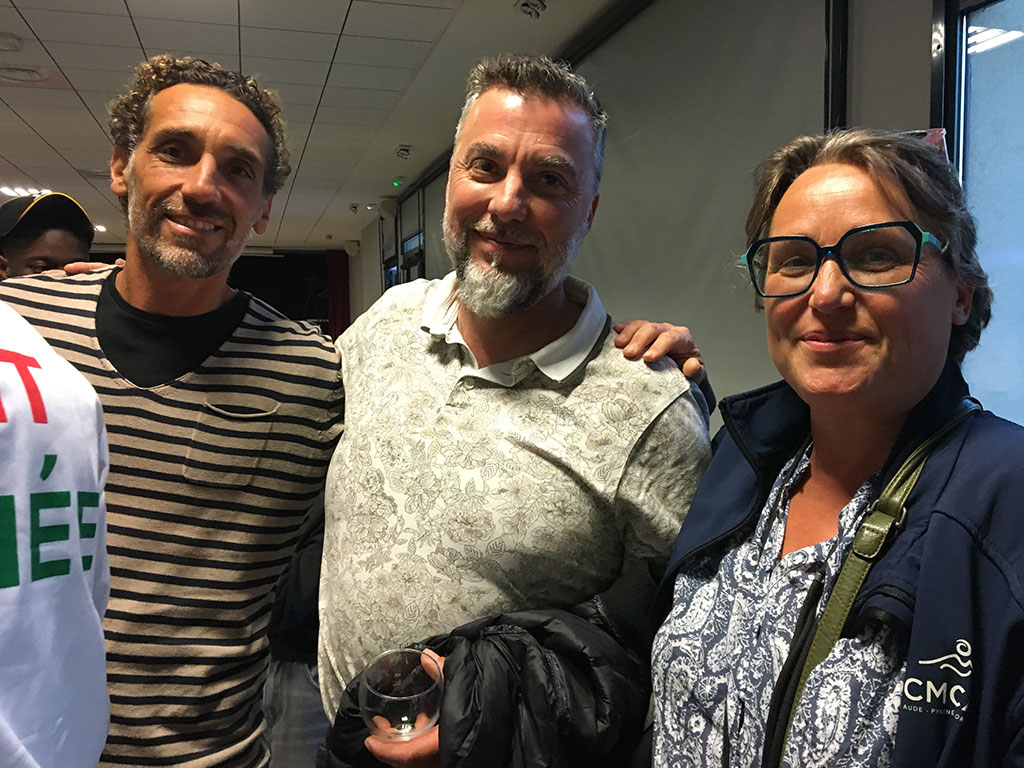 Hérault : un spectacle pour rire et célébrer les migrations | Journal des Activités Sociales de l'énergie Loïc Tur (à g.), assistant séjour activité CCAS et bénévole à l'Anras, entouré de ses collègues Pierre Galon et Isabelle Caffenne, eux aussi bénévoles auprès de l’Anras.