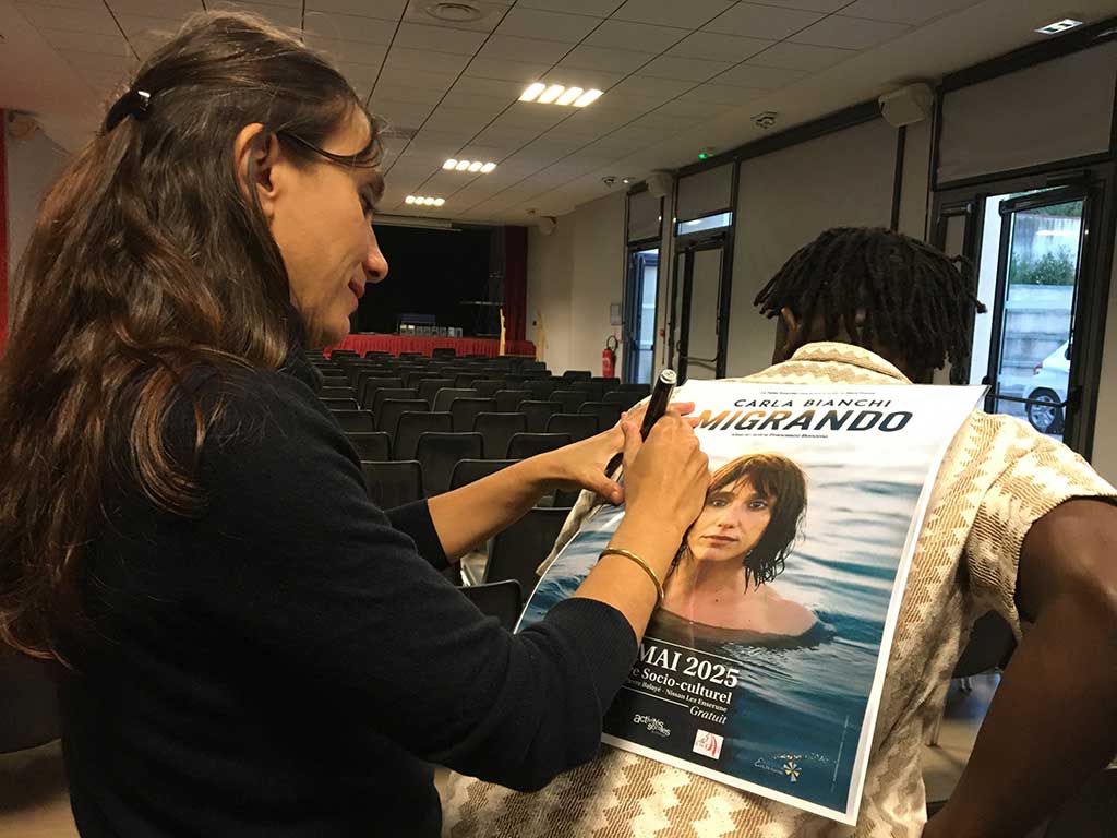 Hérault : un spectacle pour rire et célébrer les migrations | Journal des Activités Sociales de l'énergie Dans une région fortement gagnée par l'extrême droite, les CMCAS Aude Pyrénées Orientales et Languedoc se sont jointes à la mairie d'une commune rurale près de Béziers où vivent et sont accompagnés des mineurs isolés, pour parler des migrations autour d'un spectacle ("Migrando") et avec les premiers concernés.