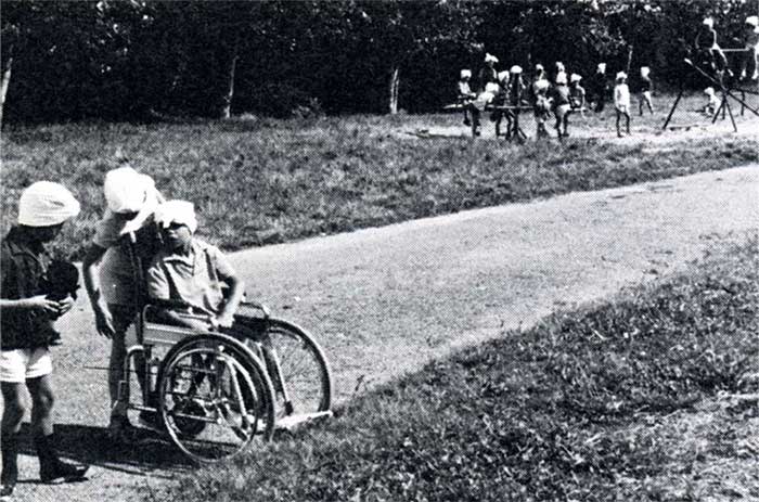 Marianne Boyer, médecin-conseil à l'origine des colonies de vacances plurielles, raconte la mise en place de ce dispositif d'accueil des enfants handicapés dans les années 1970 à la CCAS, à rebours des pratiques de l'époque.