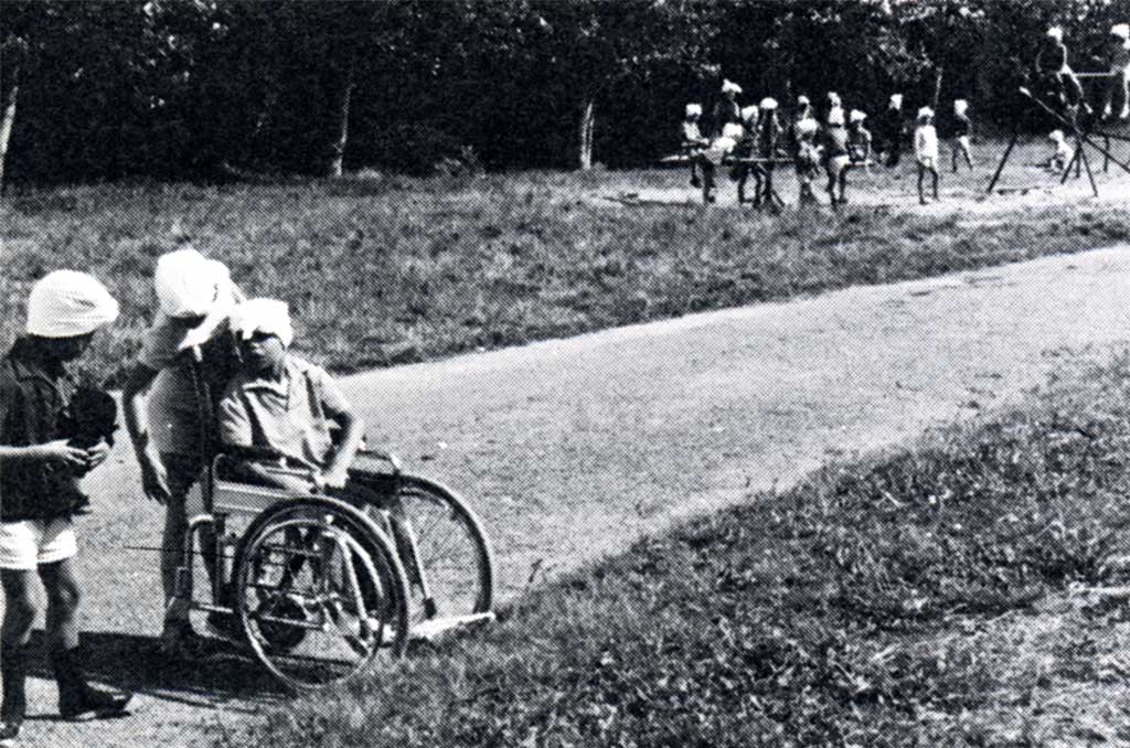 Handicap et départ en vacances : aux origines du dispositif pluriel de la CCAS | Journal des Activités Sociales de l'énergie En 1970, la CCAS expérimente l'accueil d'enfants handicapés dans les colonies ordinaires. Une première en France.