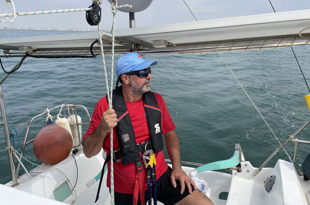 Le gazier Fabien Maury de retour d'un tour du monde "en solidaire" | Journal des Activités Sociales de l'énergie Fabien Maury a découvert la voile à 20 ans lors d'un séjour avec la CCAS. Il a depuis encadré lui-même des séjours, et poursuit son implication auprès des jeunes en fondant l'association Mets les voiles, dédié à la voile habitable