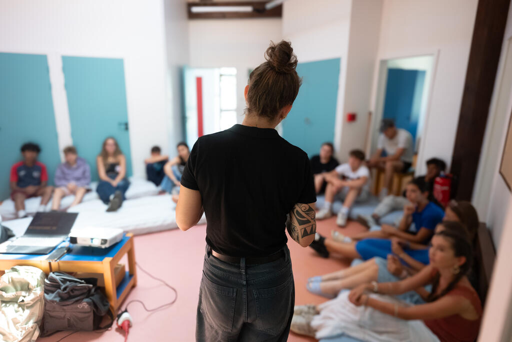 Violences sexuelles sur les mineurs : on en parle dans les colos ! | Journal des Activités Sociales de l'énergie Intervention de l'association Colosse aux pieds d'argile, spécialisée dans la prévention des violences sexuelles sur mineur, au sein d'une colo CCAS durant l'été 2025.