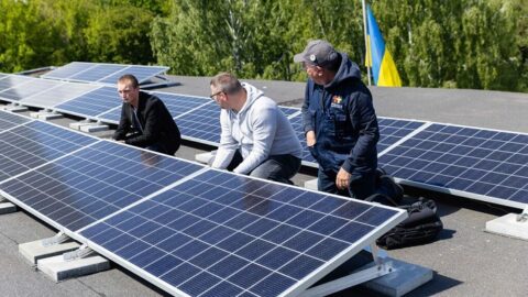 Intervention d'un bénévole de l'ONG Électriciens sans frontières en Ukraine, où l'association a déjà déployé plus d’une centaine de solutions hybrides (panneaux photovoltaïques, batterie et groupe électrogène) à travers le pays. ©Électriciens sans frontières