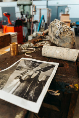 Les "Pierres maillées" créées par Suska Bastian dans l'atelier de l'usine de Serre-Ponçon : "un ornement de la pierre, où la lumière peut se refléter, transforme une chose brute en un élément sensible", indique l'artiste. ©Étienne Mehr/CCAS