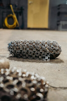 Les "Pierres maillées" créées par Suska Bastian dans l'atelier de l'usine de Serre-Ponçon : "un ornement de la pierre, où la lumière peut se refléter, transforme une chose brute en un élément sensible", indique l'artiste. ©Étienne Mehr/CCAS