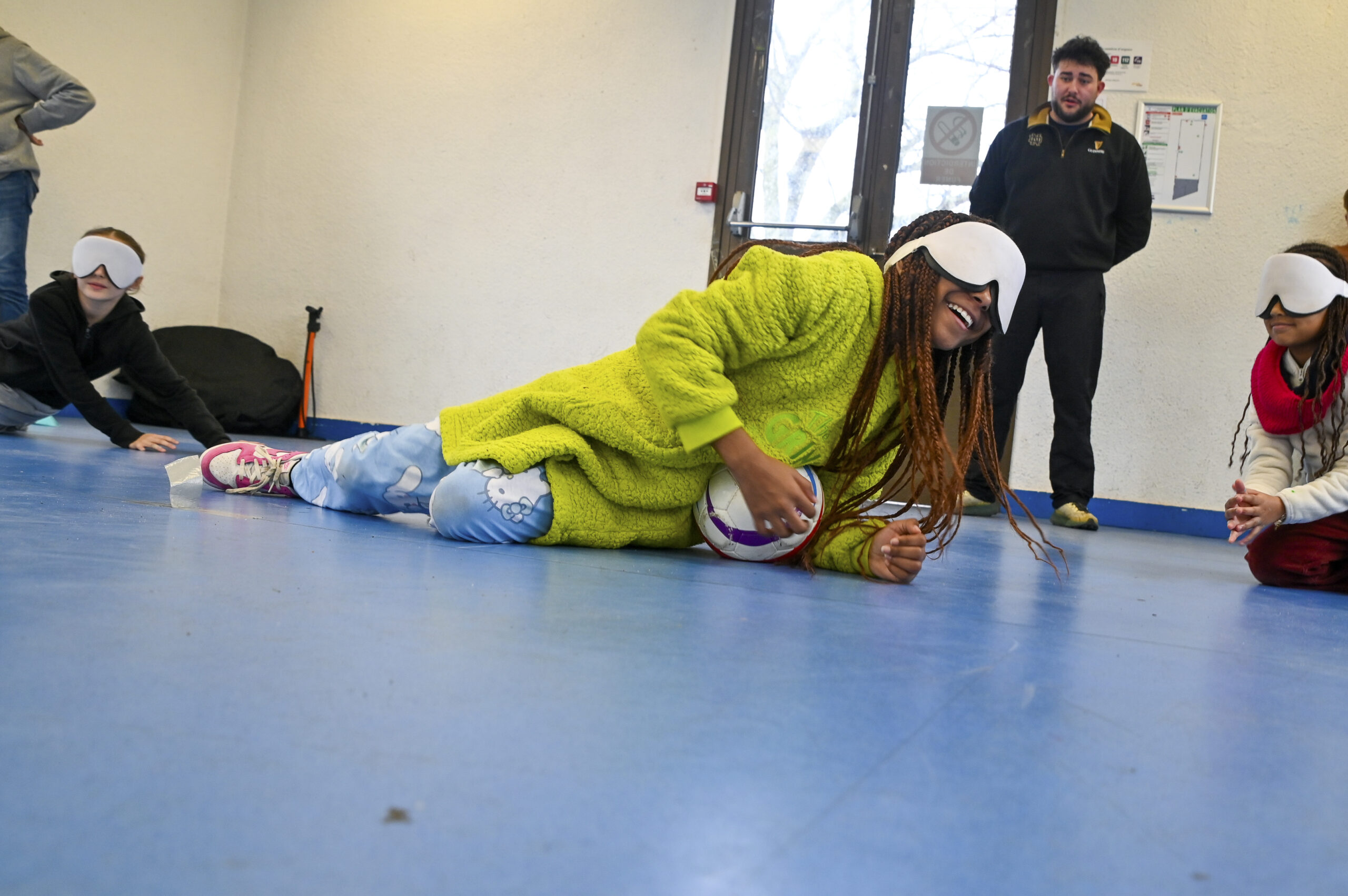 Enfants jouant au goalball © Stéphane Sisco / CCAS