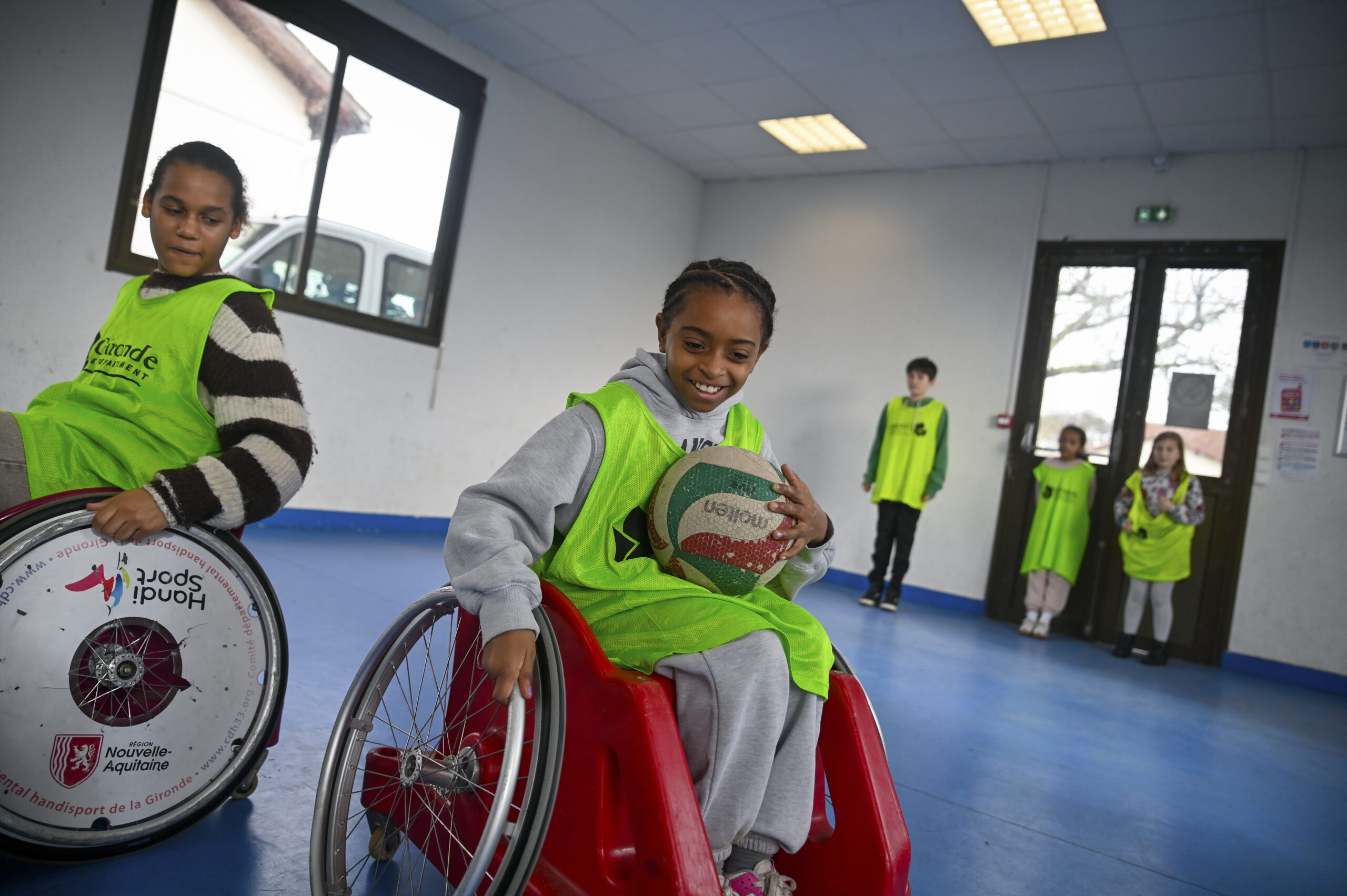 Enfants jouant au rugby fauteuil © Stéphane Sisco / CCAS