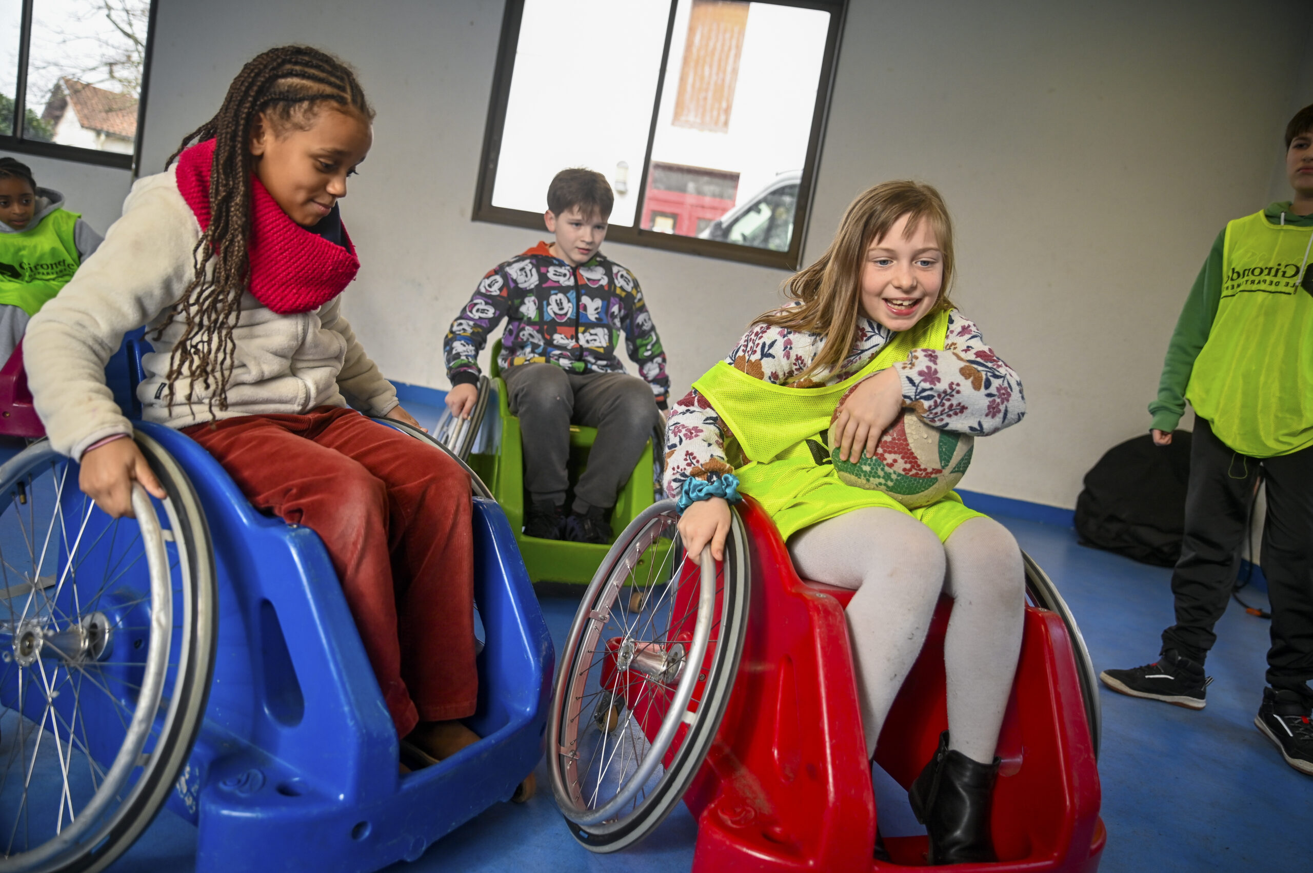 Enfants jouant au rugby fauteuil © Stéphane Sisco / CCAS