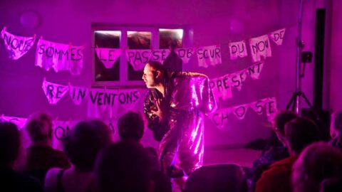 Revisiter 5 000 ans d’histoire du patriarcat en un spectacle : c'est le projet de l'autrice Bernadette Gruson (compagnie Zaoum) et du comédien Jérémy Dubois-Malkhior dans le spectacle "Passons à autre chose", présenté aux bénéficiaires de la CMCAS Agen le 8 mars 2026. © Stéphane Sisco / CCAS