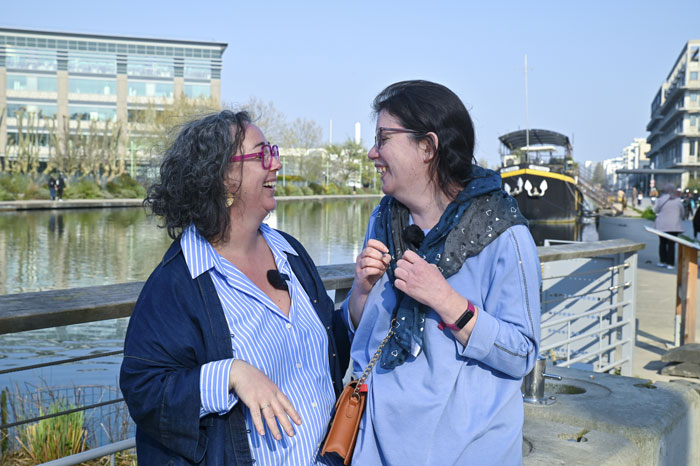 L'histoire de Claire Mahé et Delphine Jacob commence en août 1995, dans une colo Pluriel près d’Auxerre. Elles avaient 15 ans. Trente ans plus tard, elles se retrouvent enfin, un matin de printemps, au bord du canal de l’Ourcq à Pantin (Seine-Saint-Denis).