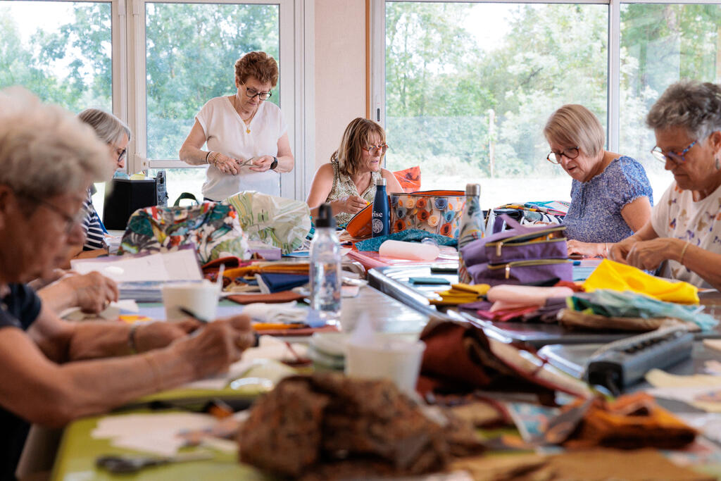 Longtemps considéré comme ringard, le patchwork est de nouveau tendance. À l’image de nombreux loisirs créatifs, il s’est modernisé et a conquis de nouveaux adeptes. À la CMCAS Angoulême, l’atelier patchwork fait un carton. Les créations s’affichent dans l’air du temps, voire avant-gardistes.
